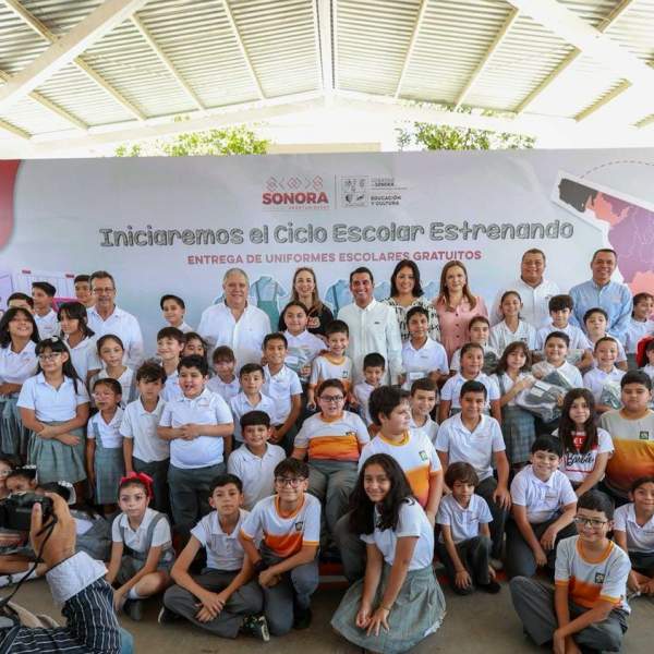 Entrega SEC Sonora los primeros paquetes de uniformes escolares gratuitos en Hermosillo 