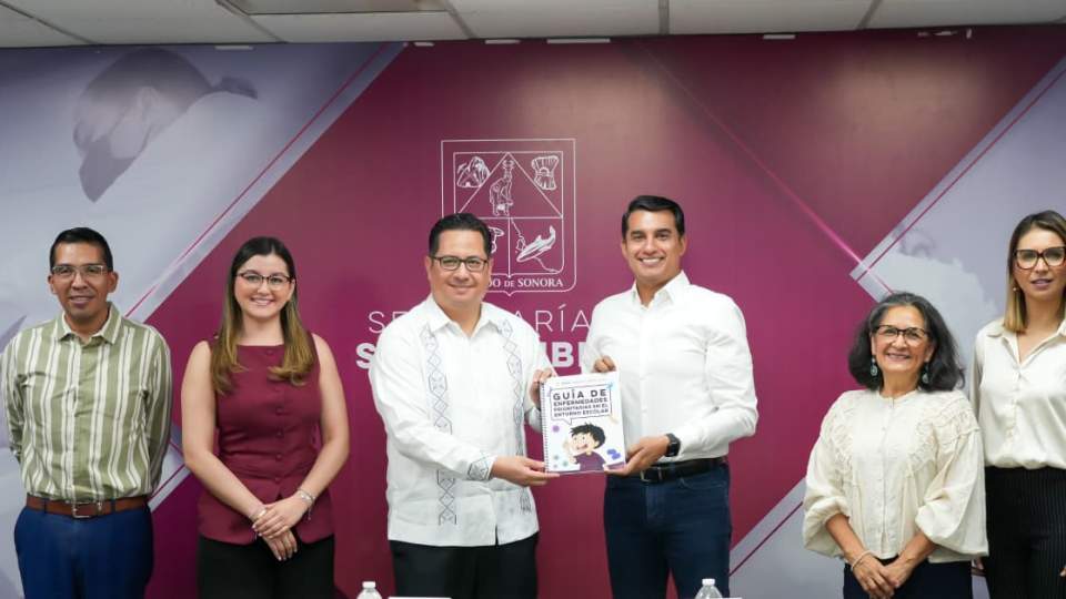 Entrega Salud Sonora Guía de Enfermedades Prioritarias en el Entorno Escolar a la Secretaría de Educación y Cultura